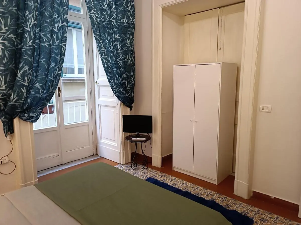 B&B Cavallerizza 14 Naples 0*,  Italy